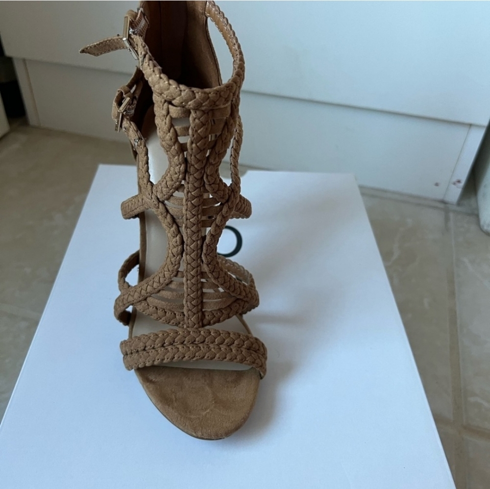 Heels - Picture 3 of 3
